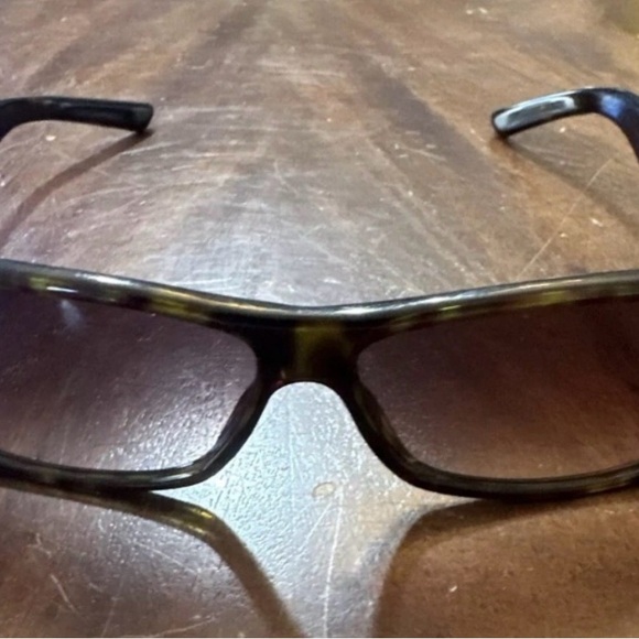 Gucci Tortoiseshell Sunglasses with Black Accents - Picture 4 of 12